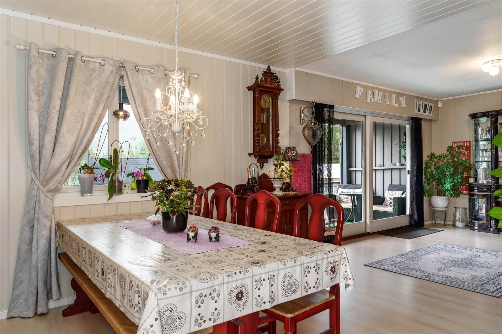 Fra stuen er det utgang til veranda og videre ut til hagen. Galleribilde