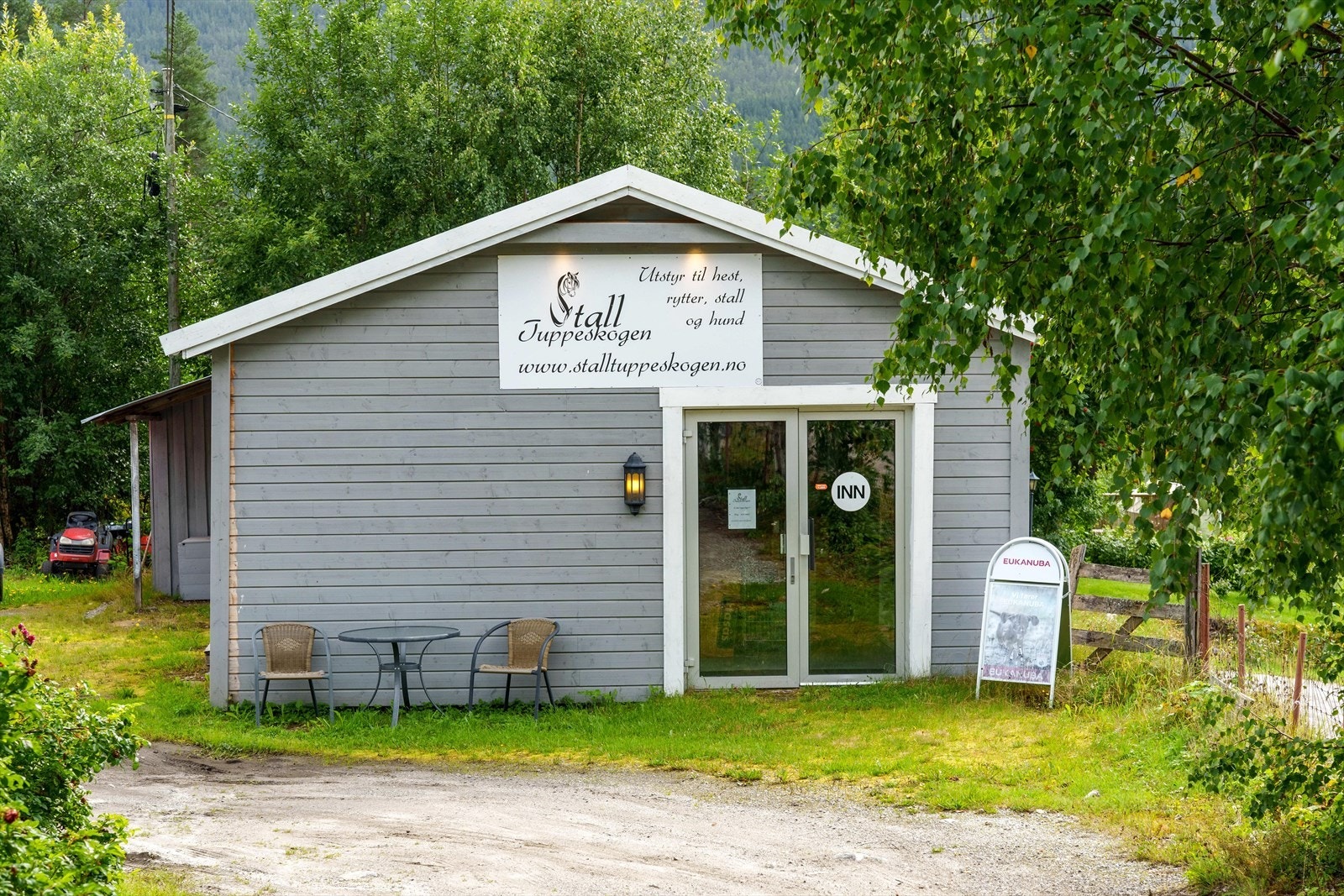 På eiendommen er det et stort uthus hvor deler av det benyttes som butikk. Galleribilde