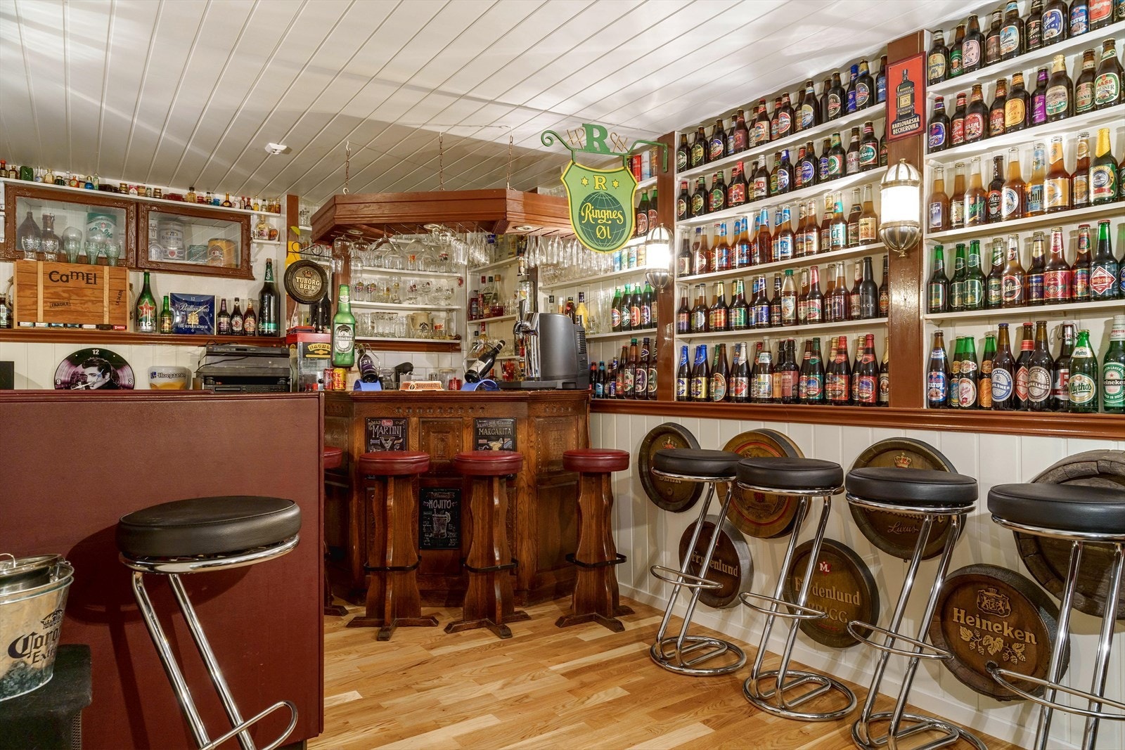 Oppholdsrom i underetasjen er i dag innredet som en bar. Galleribilde