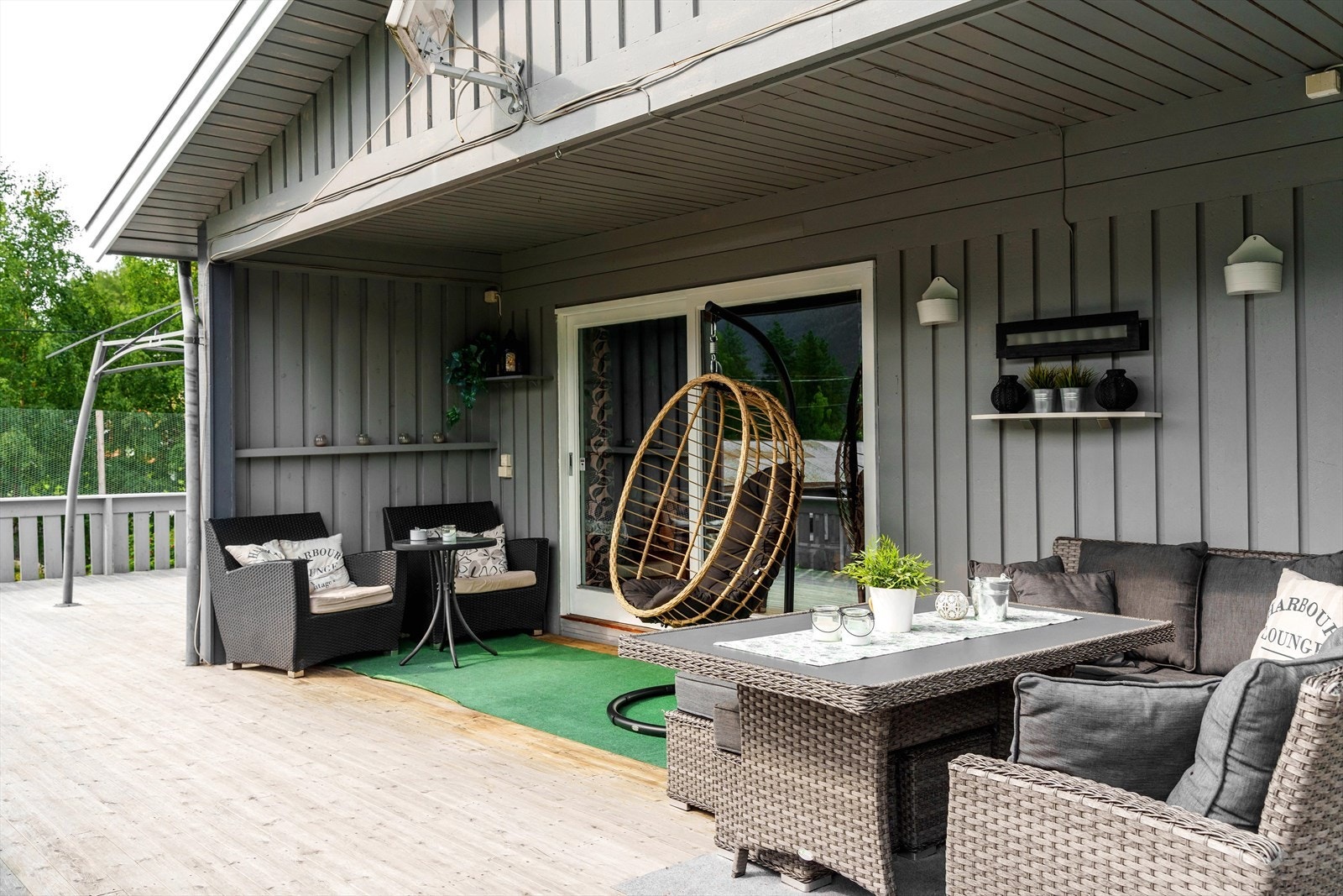 God plass for det man måtte ønske av utemøblement. Galleribilde
