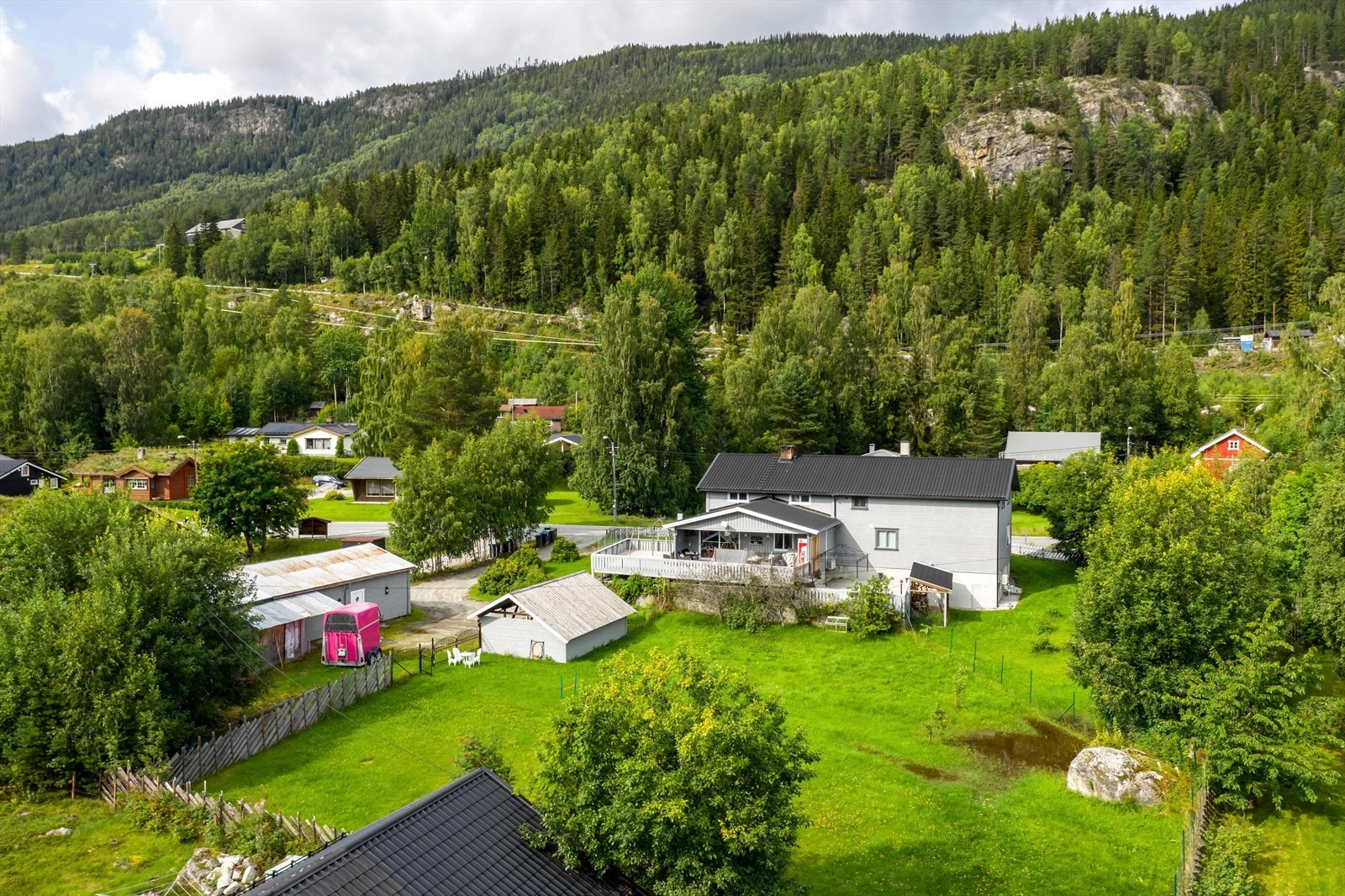 Stor enebolig på romslig tomt med gode solforhold på Tuppeskogen. Galleribilde