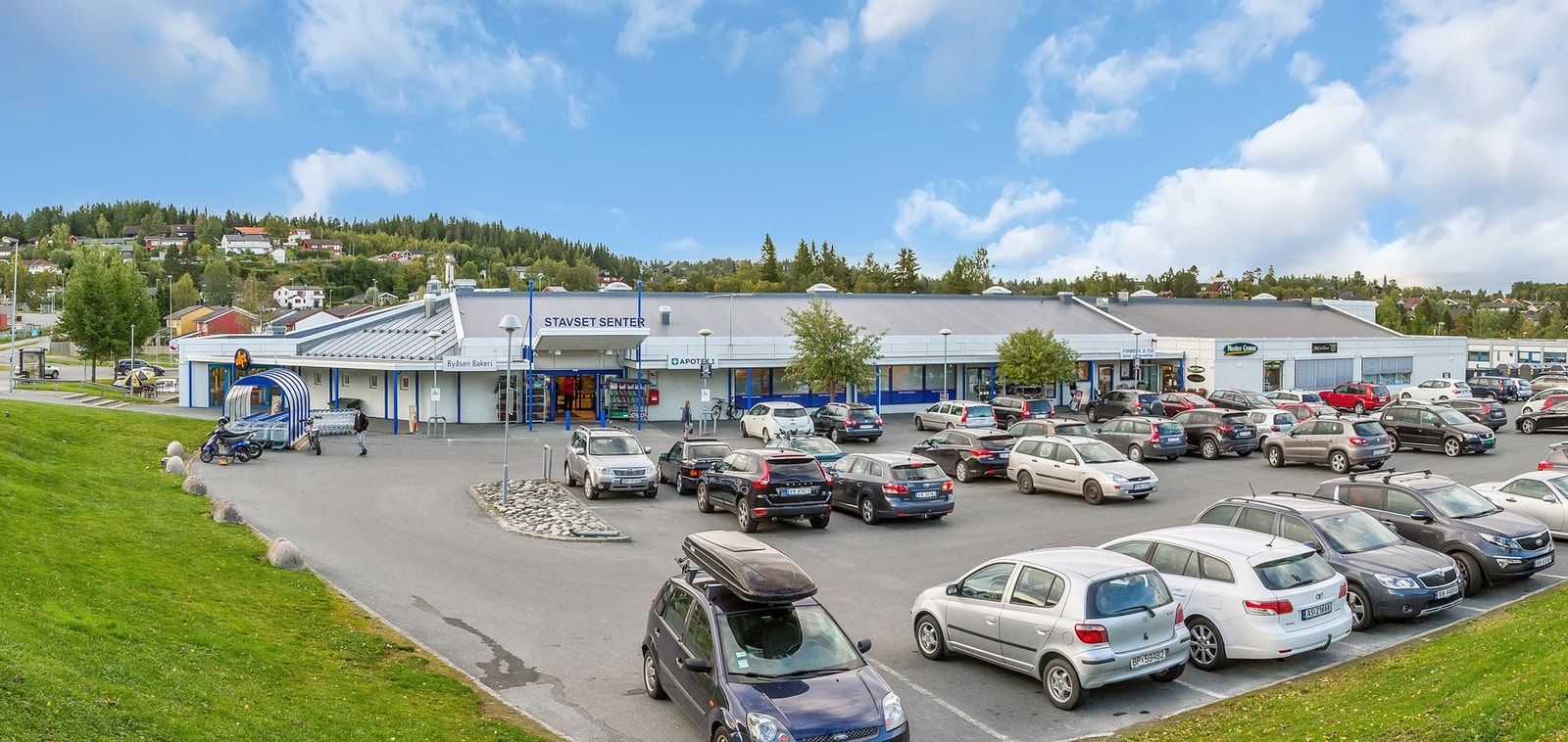 Kort vei til Stavset senter med dagligvare, apotek, bakeri og blomsterbutikk. Galleribilde