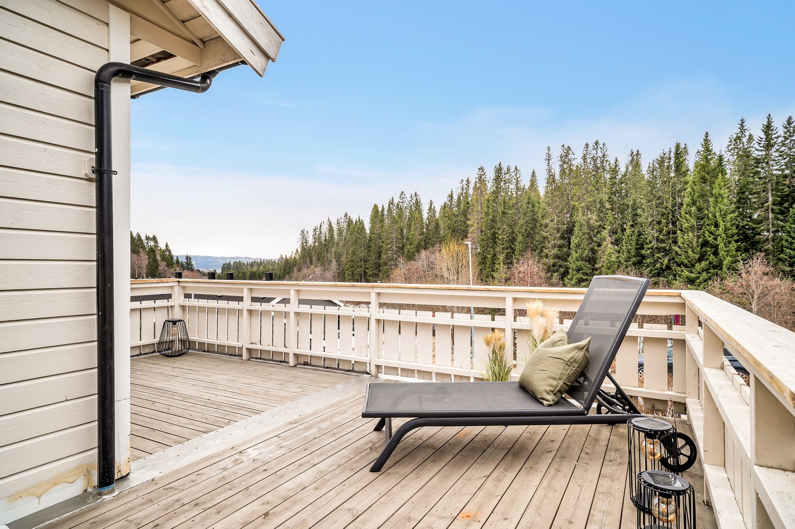 Fra stuen har man tilgang til herlig terrasse på 23,5 kvm. Terrassen har utsøkte sol- og utsiktsforhold. Galleribilde
