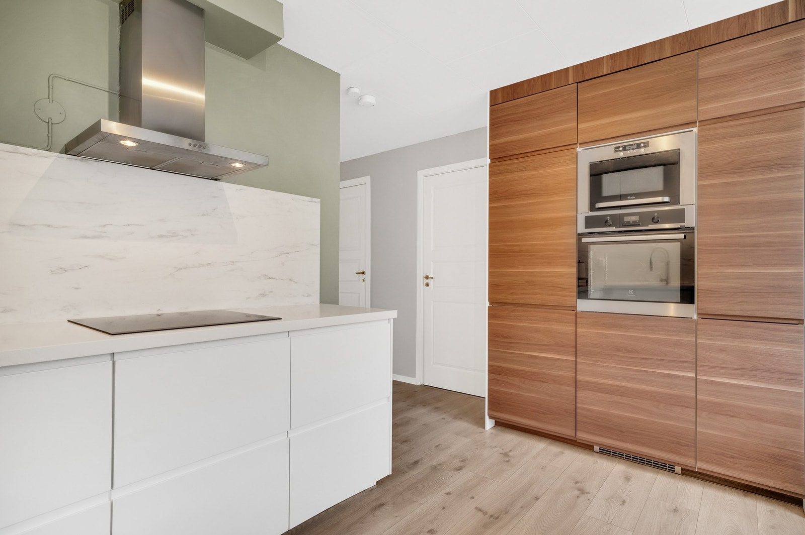 Meget flott og moderne kjøkken fra 2016 som får tilstandsgrad 1 på samtlige punkter av takstmann. Integrerte hvitevarer er kjøleskap, oppvaskmaskin, platetopp, micro og stekeovn. Galleribilde