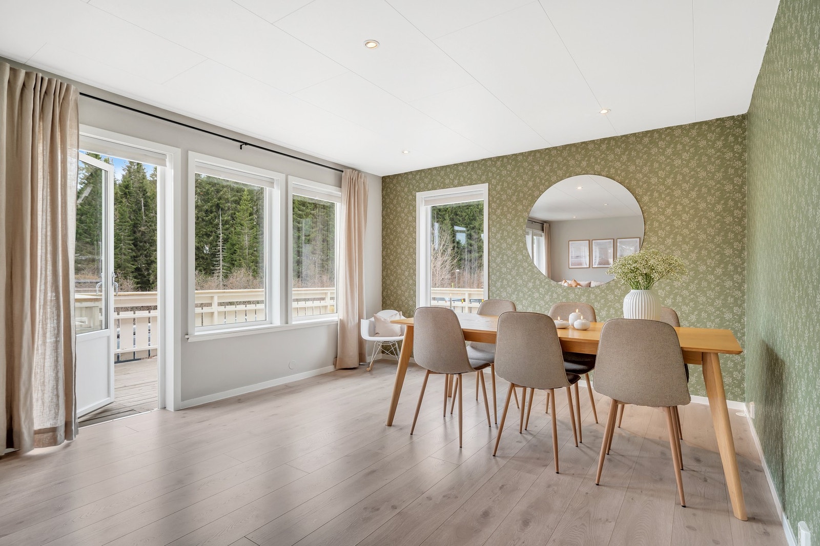 Rommet har en naturlig inndeling til møblement, her til en trivelig spisegruppe. Varmepumpe i rommet. Galleribilde