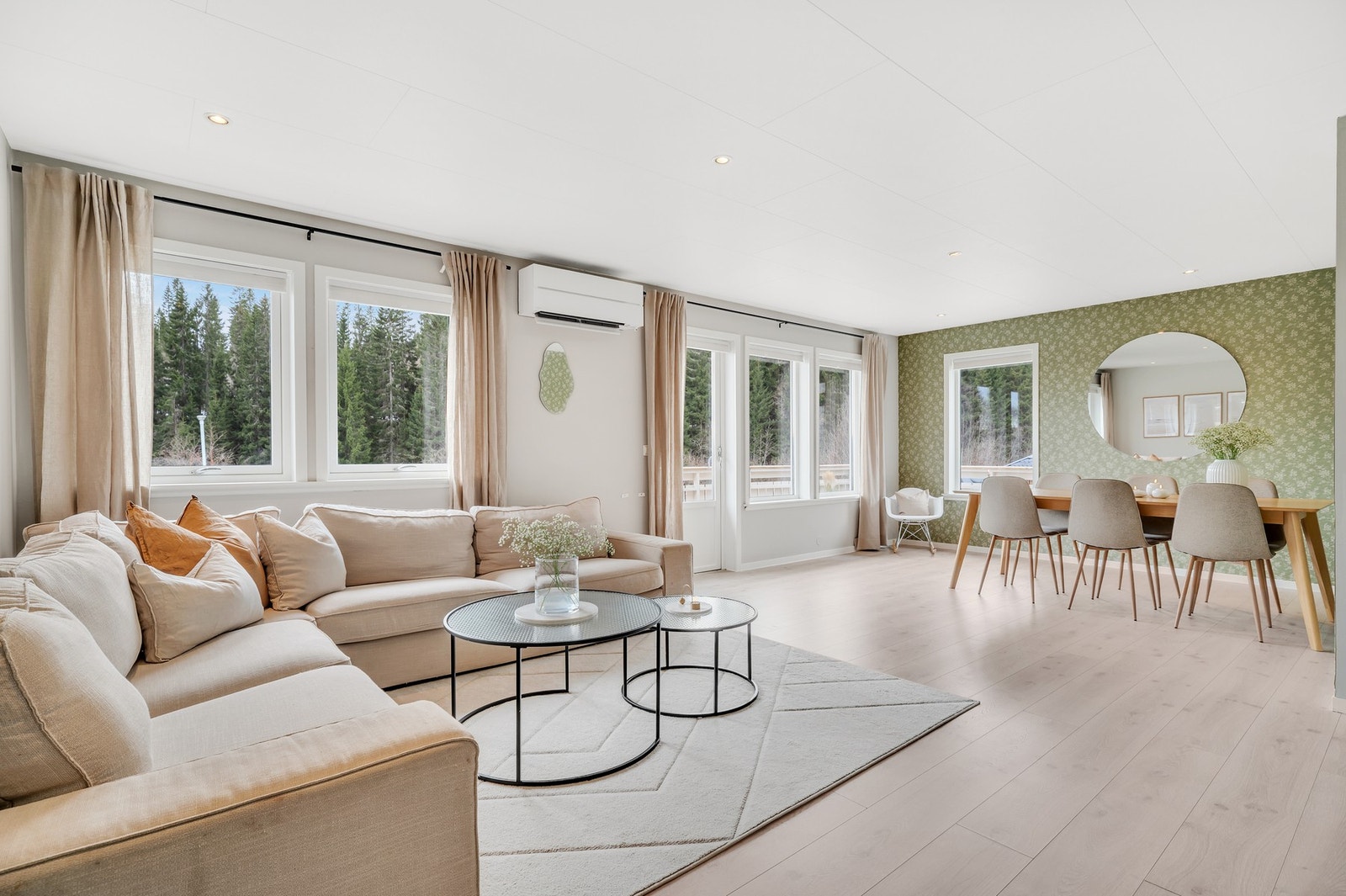 EiendomsMegler 1 ved Christian Aa har gleden av å presentere Lægdgrinda 4! En gjennomgående meget flott familiebolig med god standard og stil av moderne preg. Galleribilde