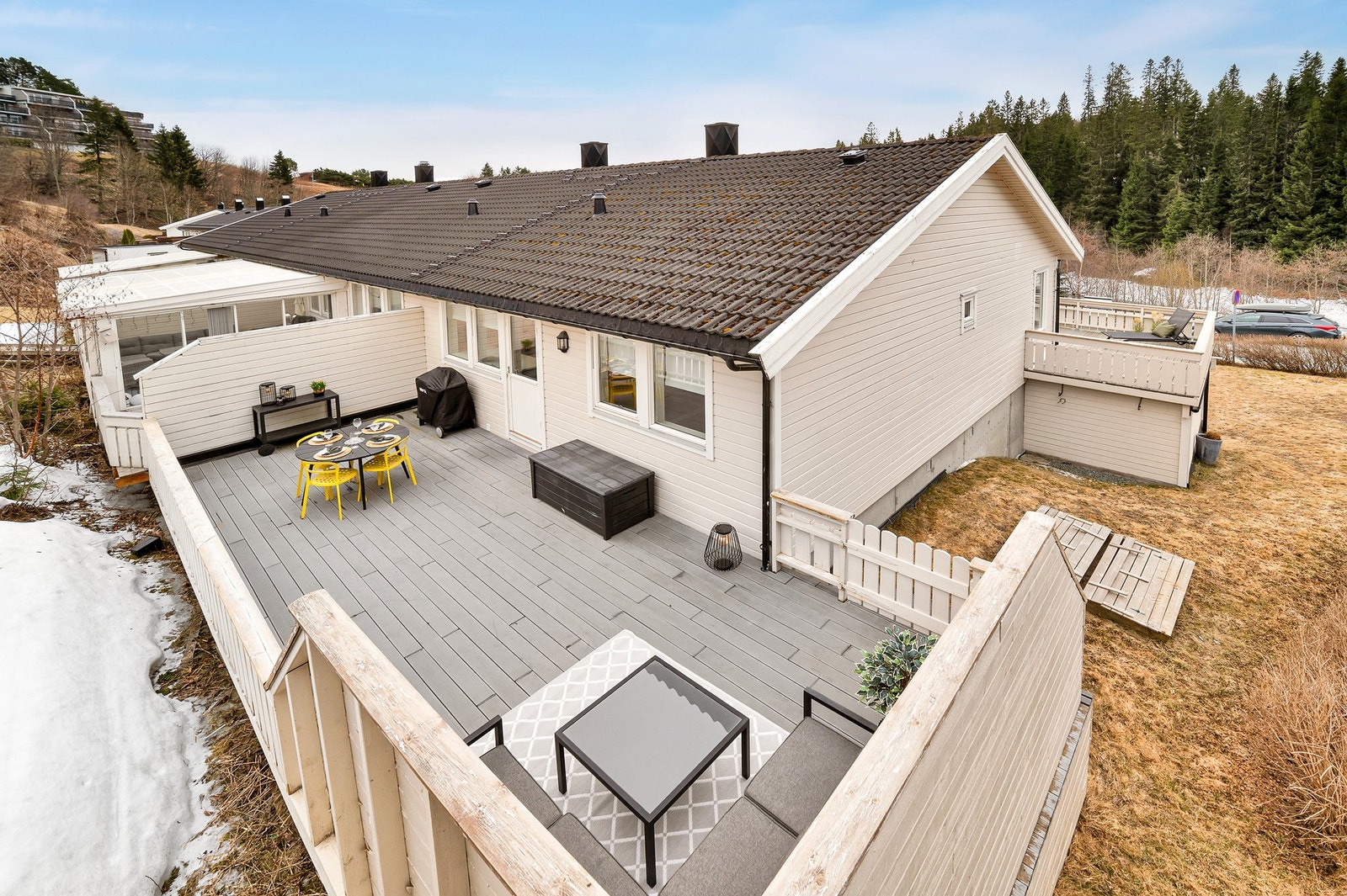 Fra kjøkken har man tilgang til herlig terrasse på hele 35 kvm med utsøkte solforhold. Galleribilde