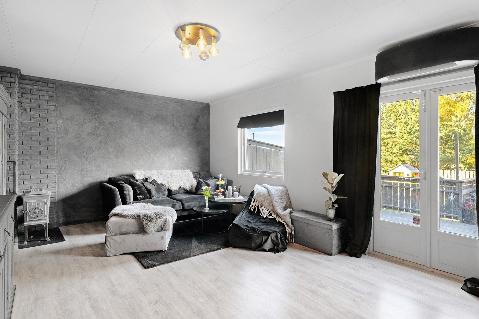 Stuen er et hyggelig oppholdsrom med god plass til sofa og tv-benk. Galleribilde
