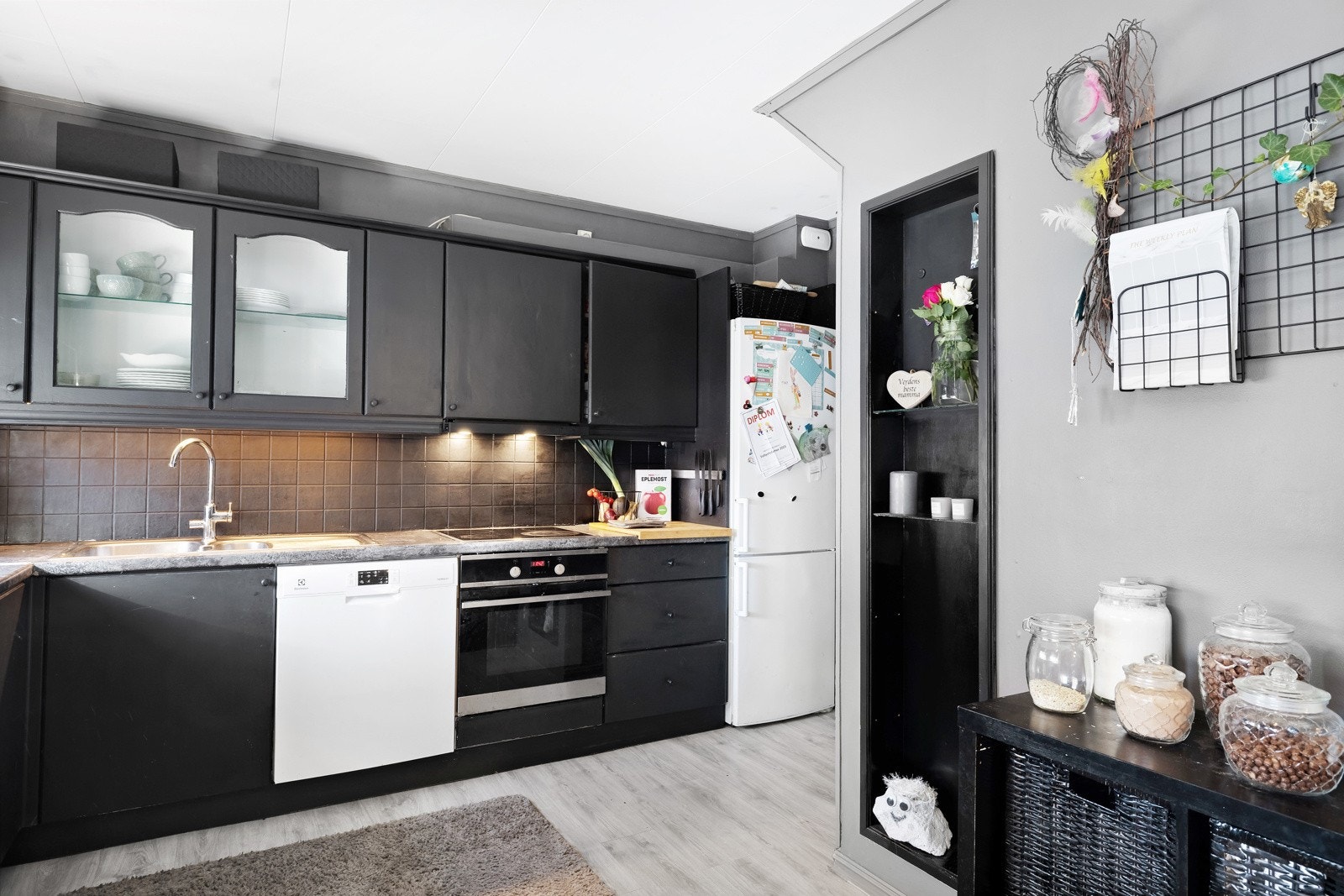 På kjøkkenet er det en nisje med glasshyller, plass til kjøleskap og opplegg for oppvaskmaskin. Galleribilde
