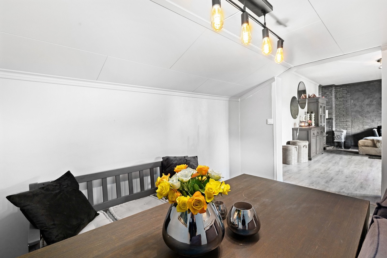 I en skjermet del av stuen er det en fin krok med plass til spisebord. Galleribilde