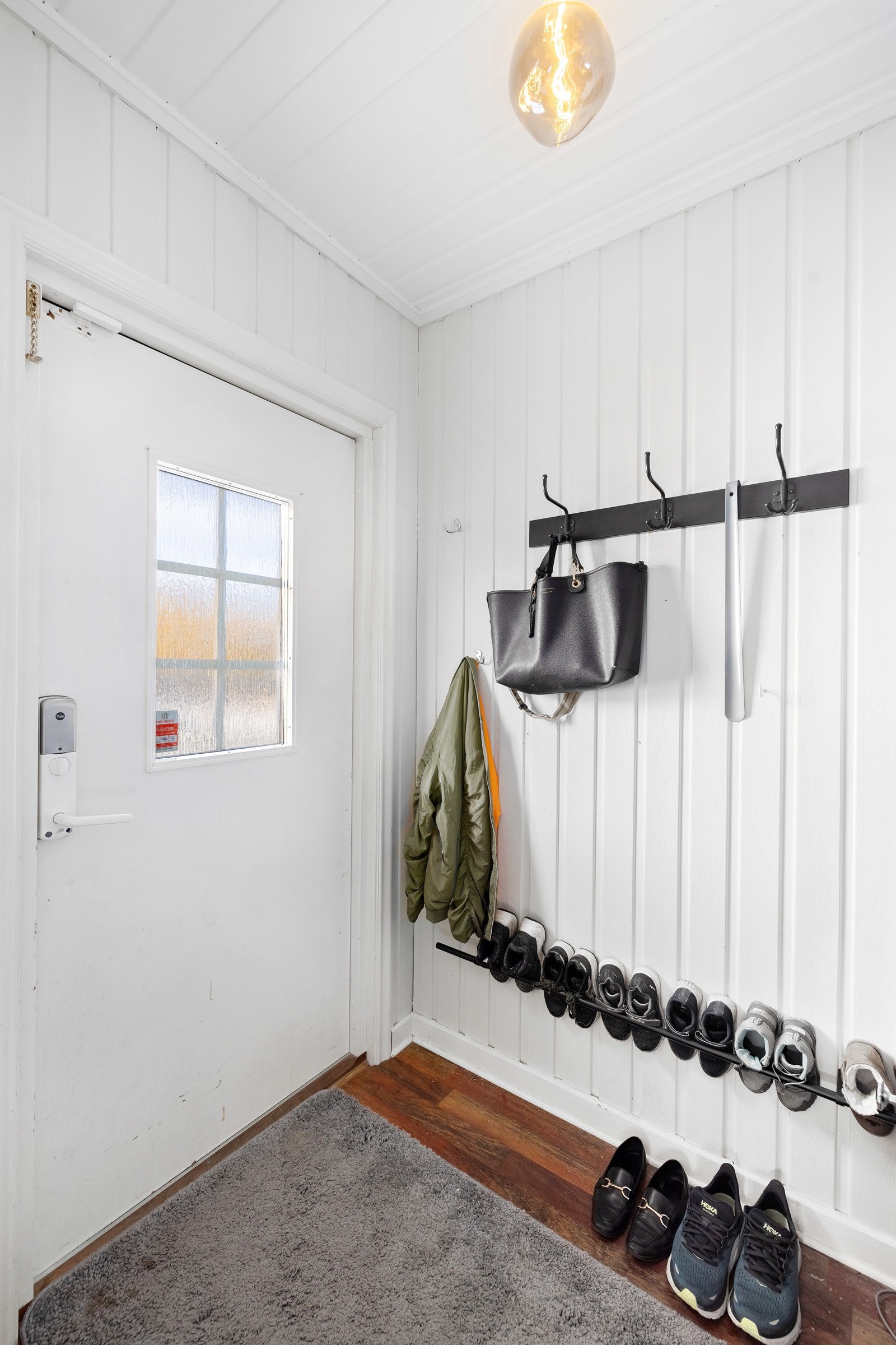 Velkommen inn! Ytterdøren har kodelås og i entreen er det plass til yttertøy og sko. Galleribilde