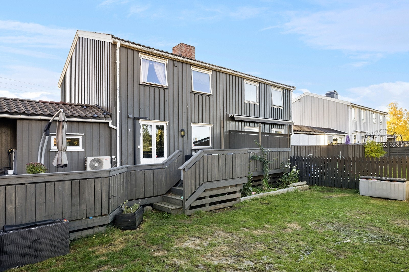 Velkommen til Hoffs gate 43B! På baksiden av boligen er det et hyggelig uteområde til glede for store og små. Galleribilde