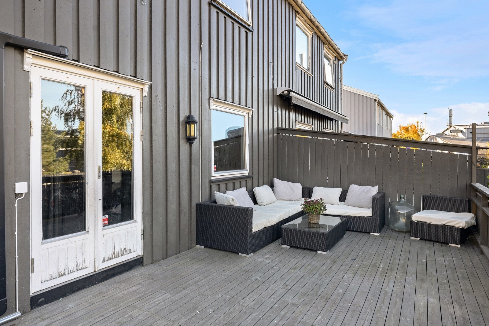 Terrassen skjermes med levegger og har utelys som skaper ekstra stemning i skumringen. Galleribilde