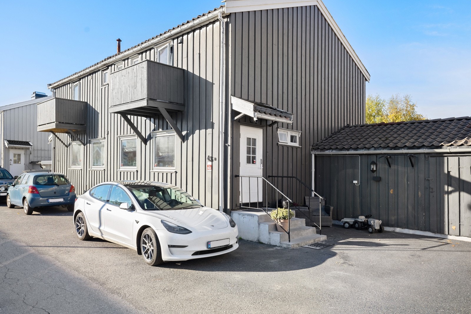 Foran huset er det balkong fra 2022, utebod, to p-plasser og elbillader. Galleribilde
