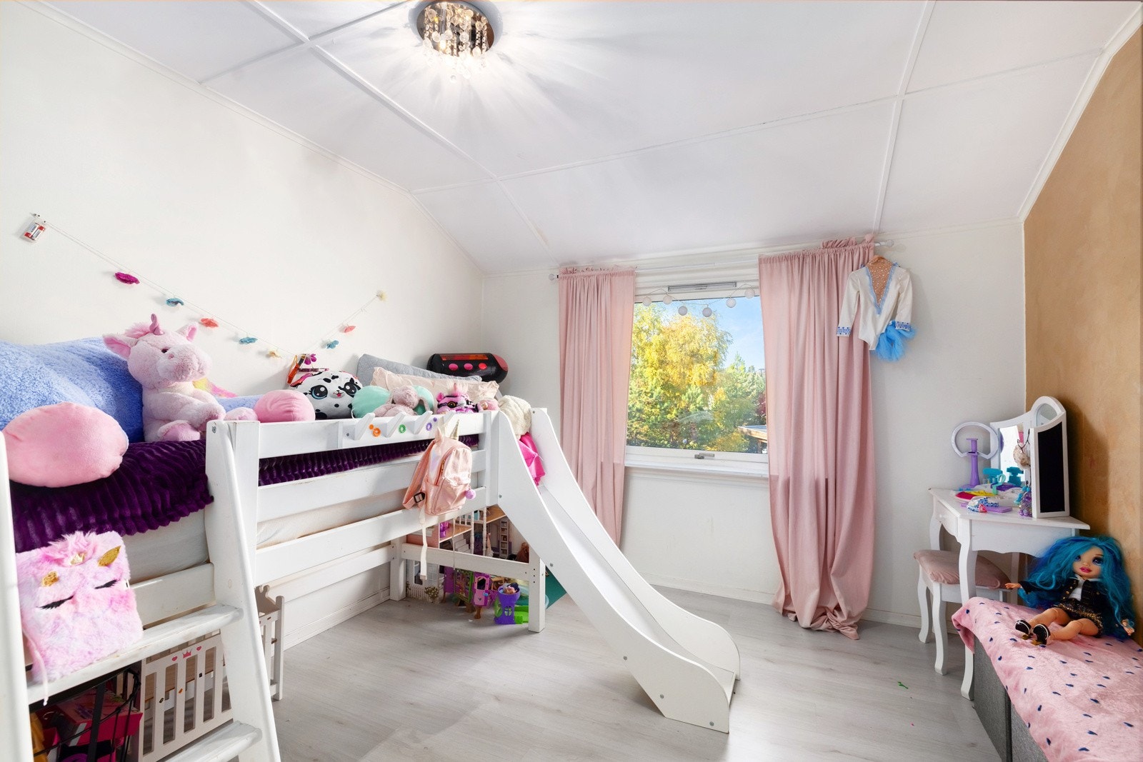 To av rommene har en riktig så fin størrelse og kan lett innredes med skrivebord, hyller og annet, i tillegg til seng. Galleribilde