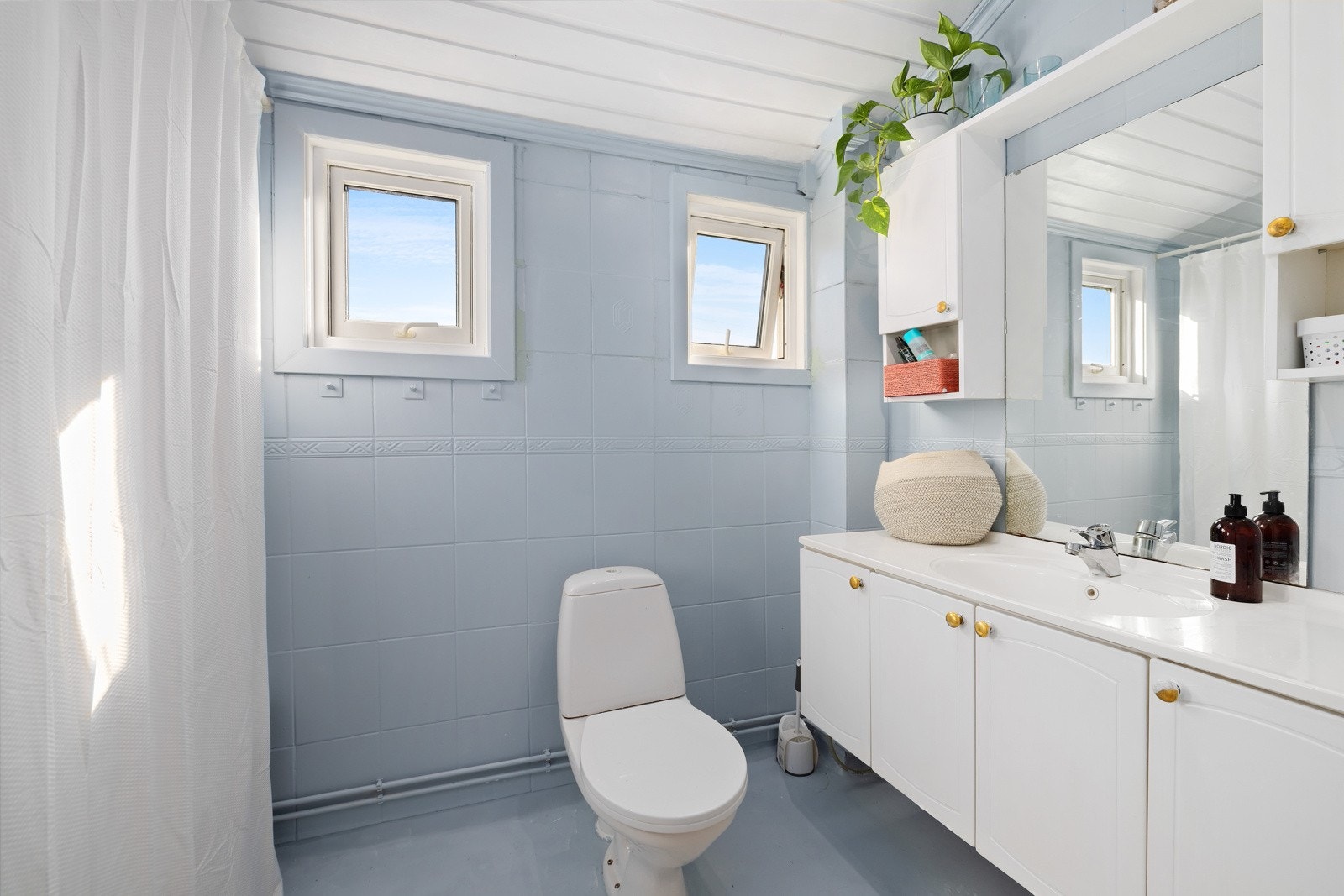 Badet ligger i andre etasje sammen med soverommene. Her er det romslig innredning, toalett og dusj. Galleribilde