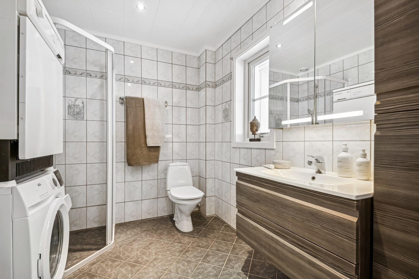 Baderom 2. etasje med opplegg for vaskemaskin. Galleribilde