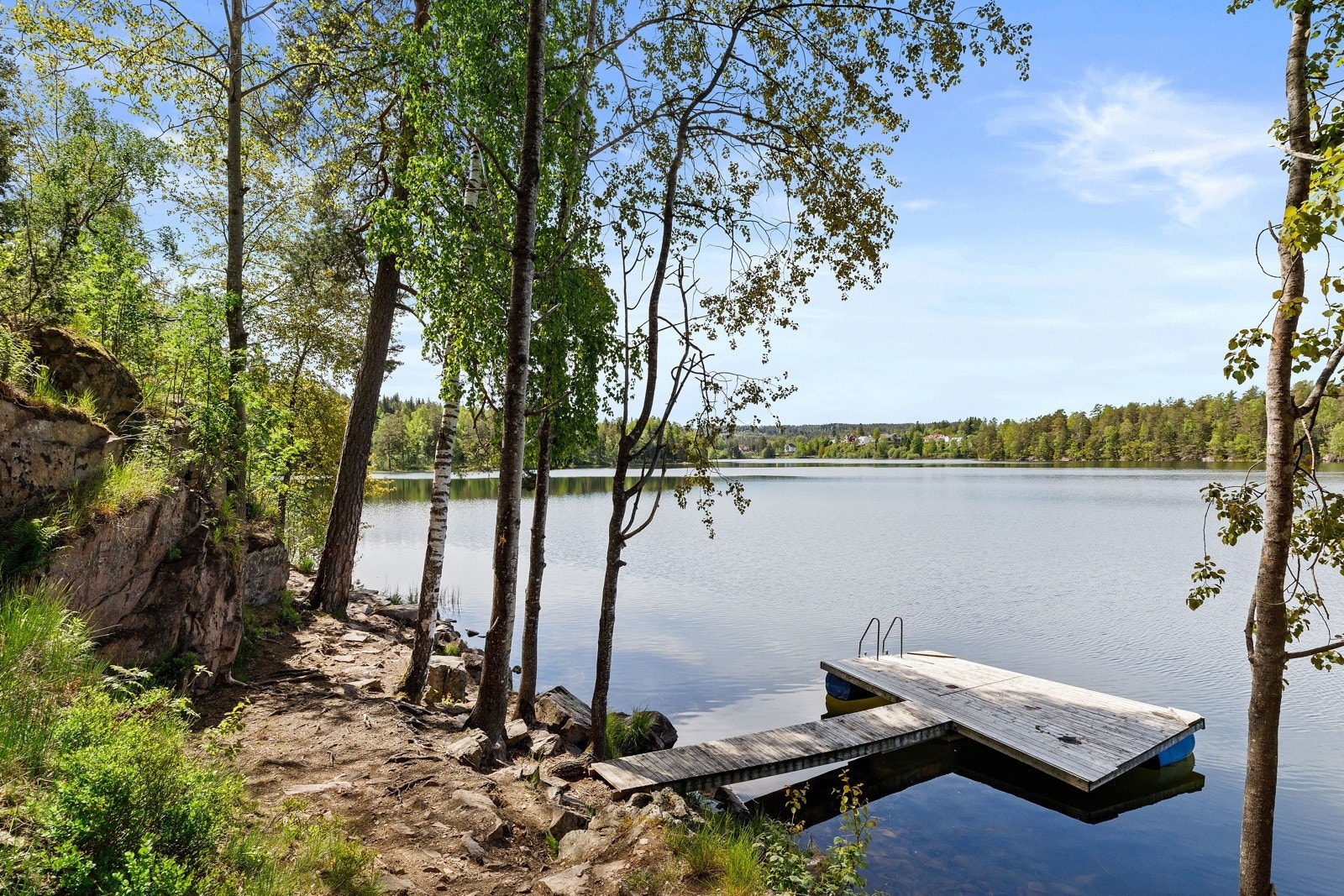Området har flere badevann innen kort gangavstand. Dette er fra "Kjærlighetsstien" ved Nordvannet. Galleribilde