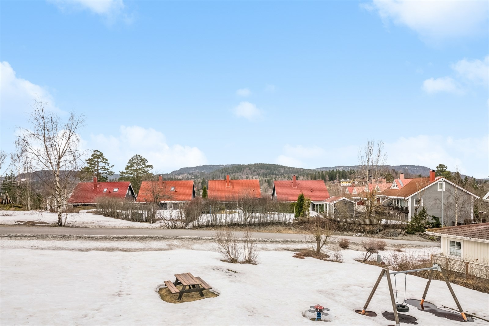 Utsikt fra boligen - fellesområdene er tilrettelagt for liten og stor med gressplen og lekeplass. Galleribilde