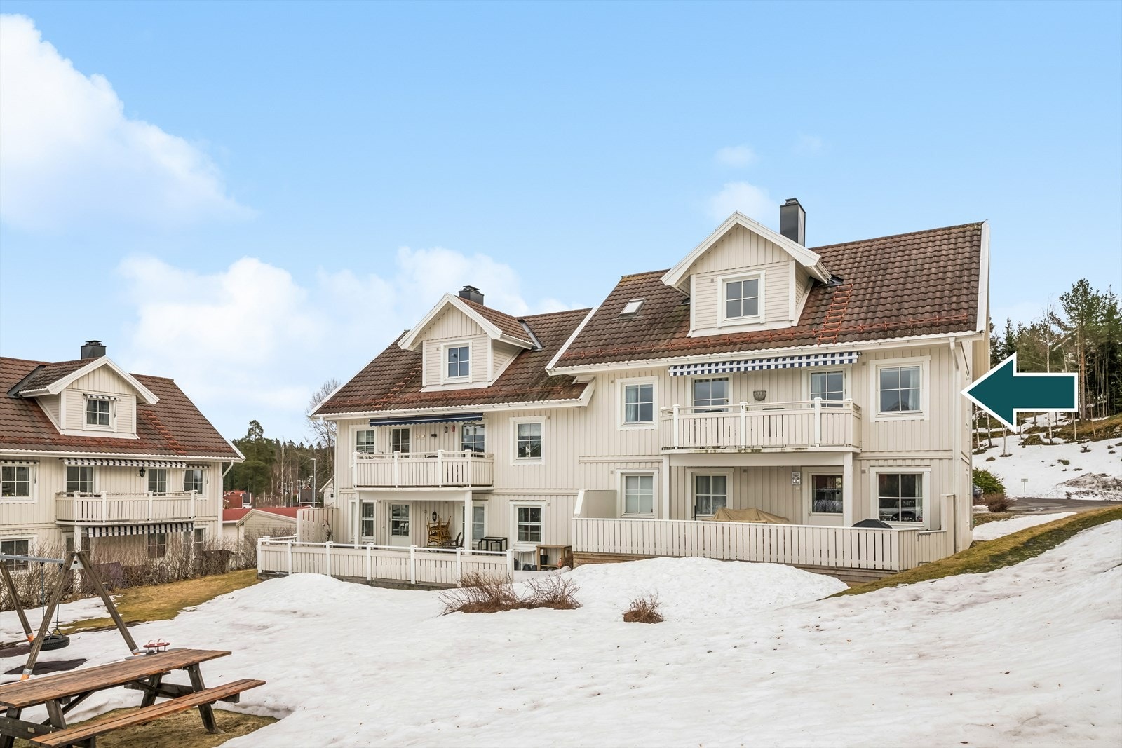 Velkommen til Oppsjølia 11 B! Familievennlig bolig over 2 plan beliggende i et populært og markanært område på Vardåsen! Galleribilde