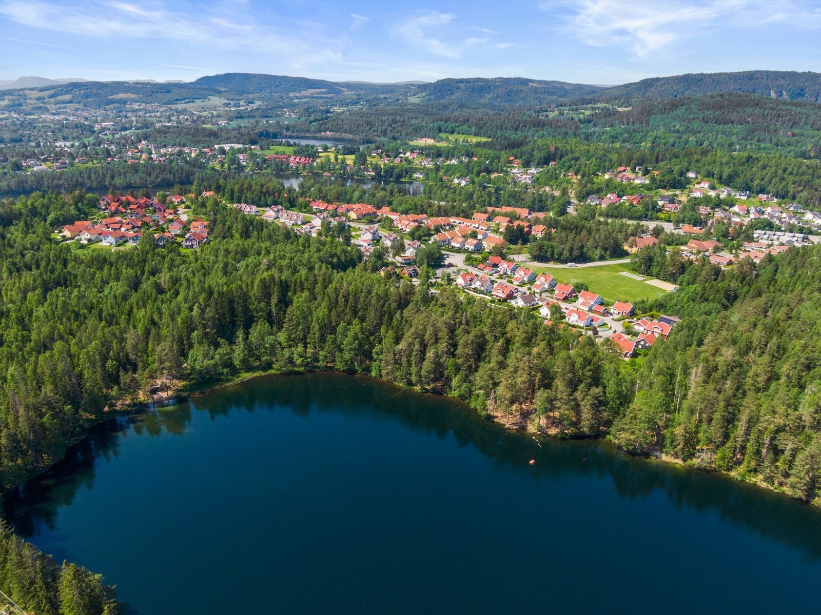 Med kort avstand til Asker sentrum samtidig som man er rett ved marka, ligger alt til rette for et aktivt uteliv hele året. Galleribilde