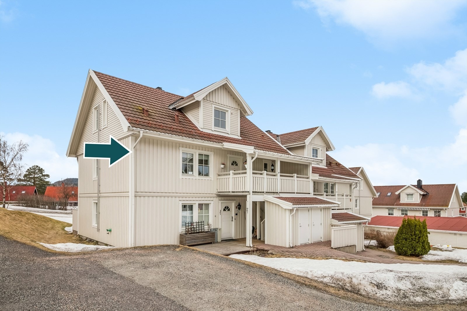 Boligen ligger usjenert og fint til på feltet med supre solforhold. Galleribilde