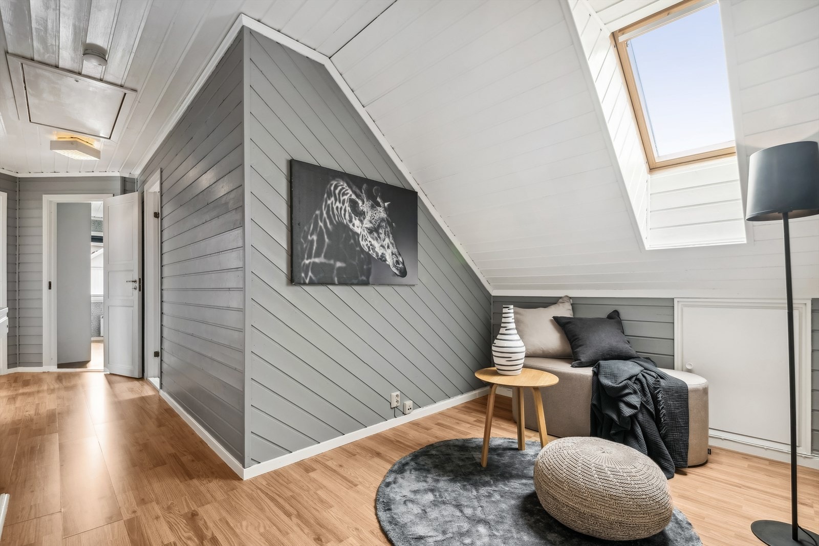 Stor gang i 3. etasje blir brukt som ekstra stue - perfekt som TV- stue. Galleribilde