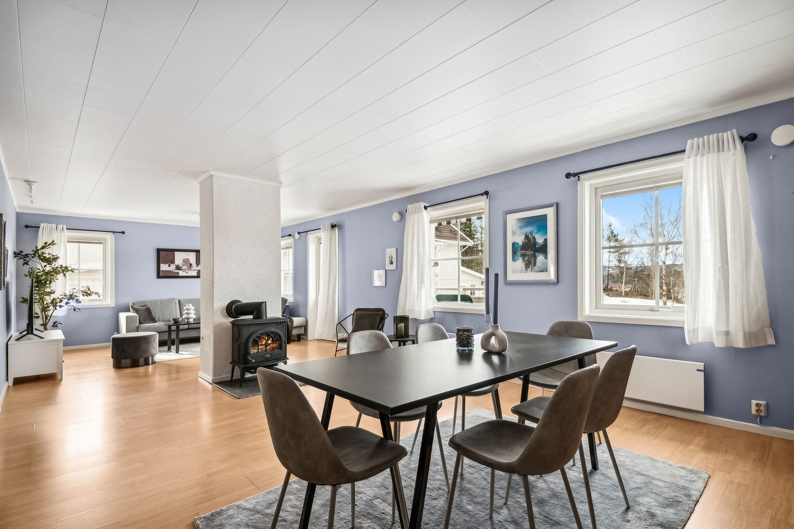 Stor lys stue med god plass til flere sosiale soner. Galleribilde