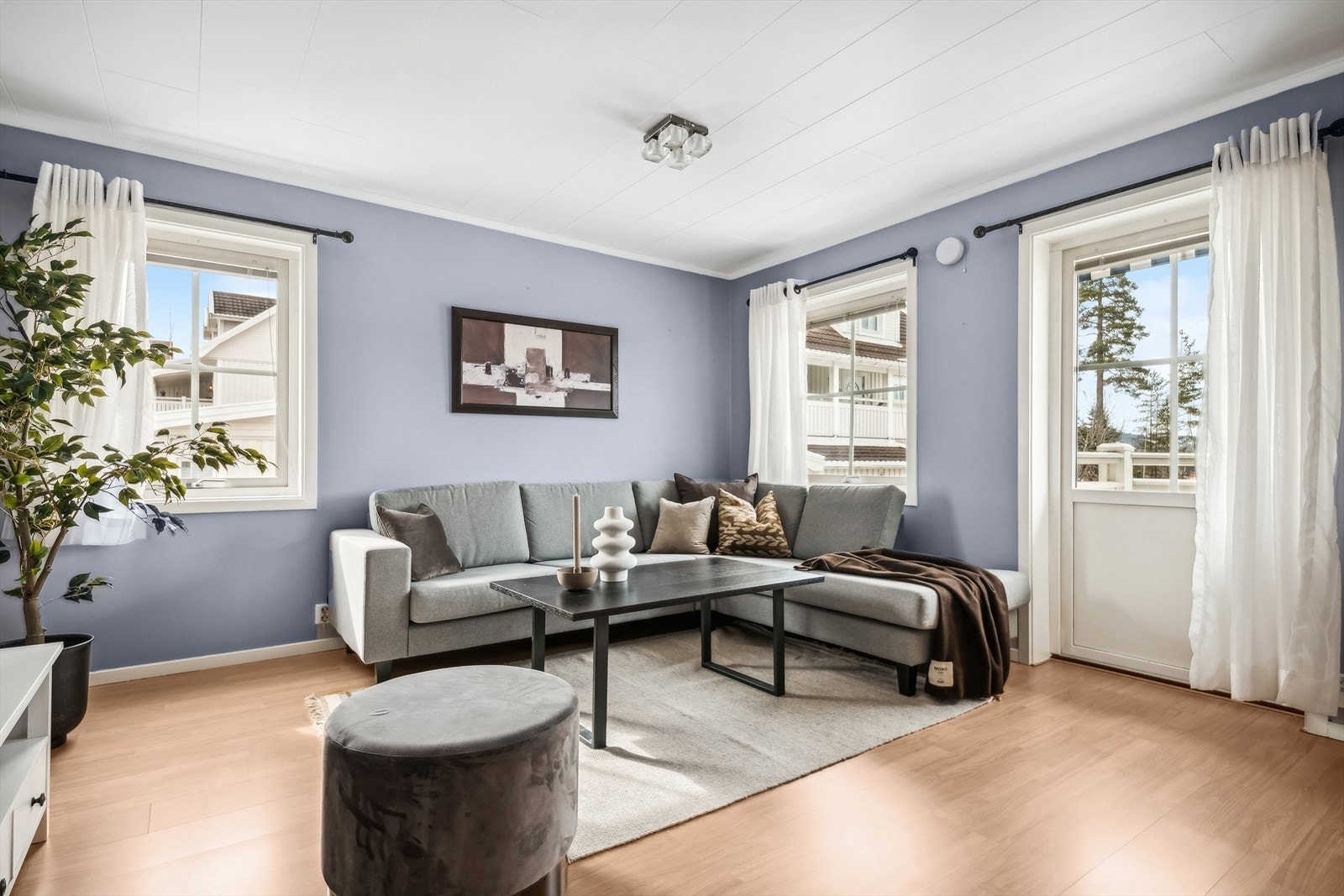 Fra stuen er det direkte utgang til balkong hvor man nyter solen til kl. 22 på sommerstid. Galleribilde