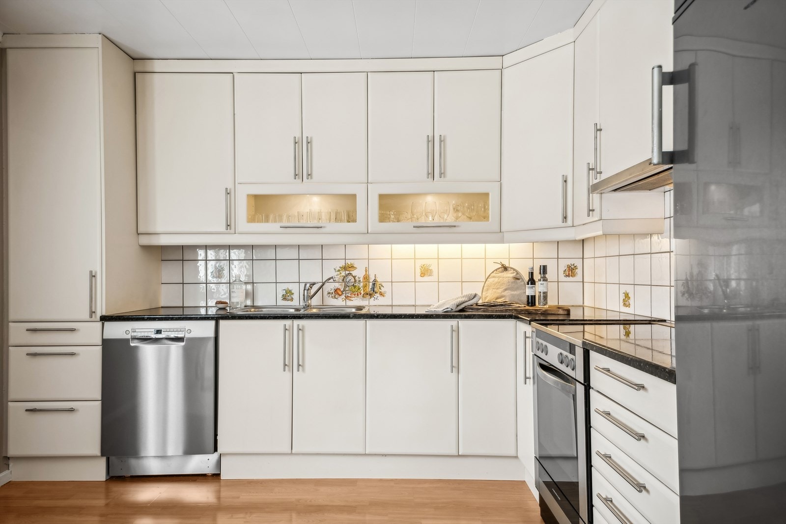 Godt med skap og benkeplass. Fronter fra 2012. Galleribilde