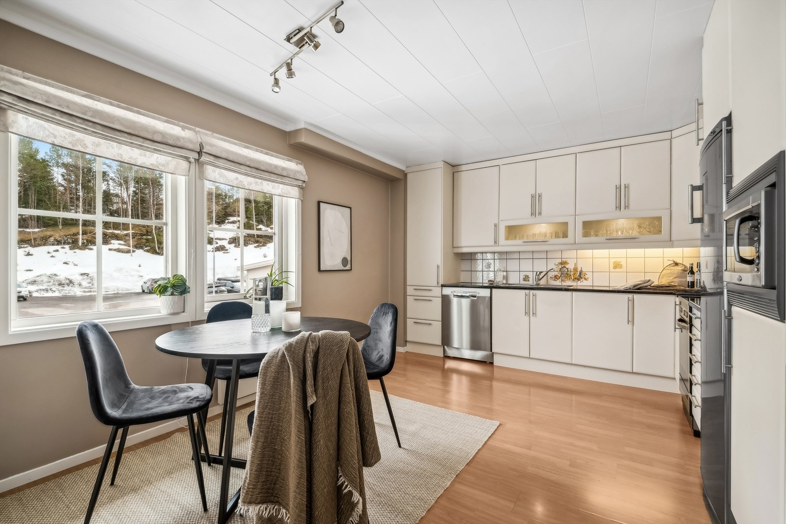 Kjøkken med god plass til spisebord. Galleribilde