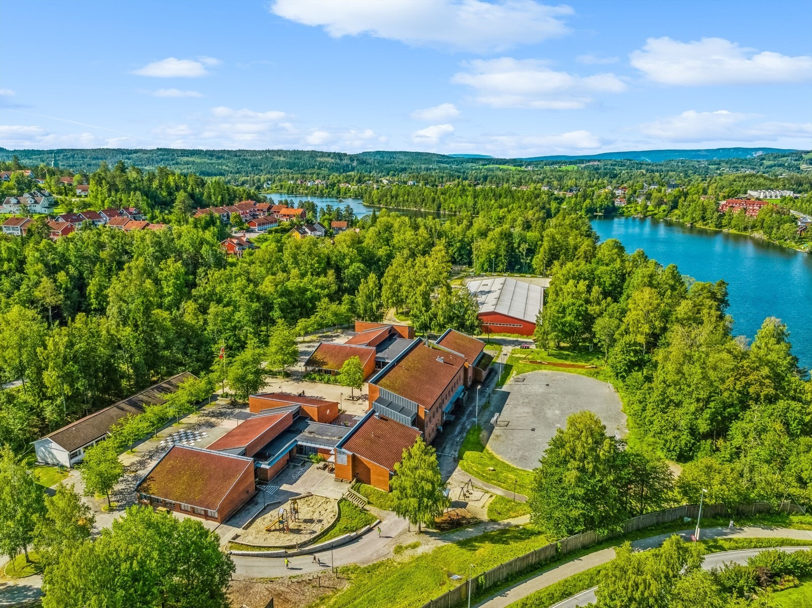 Vardåsen barneskole ligger kun 5 minutters gange fra boligen. Galleribilde