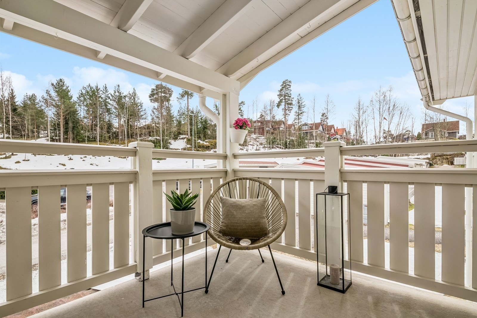 Svært hyggelig terrasse ved inngangparti ønsker velkommen. Galleribilde