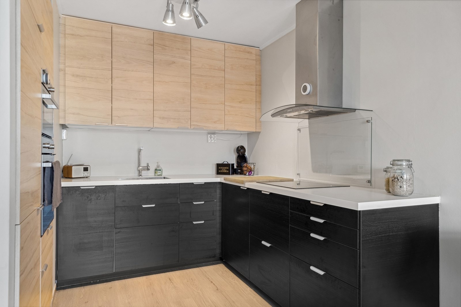 Nytt IKEA-kjøkken fra 2019 med integrerte hvitevarer. Galleribilde