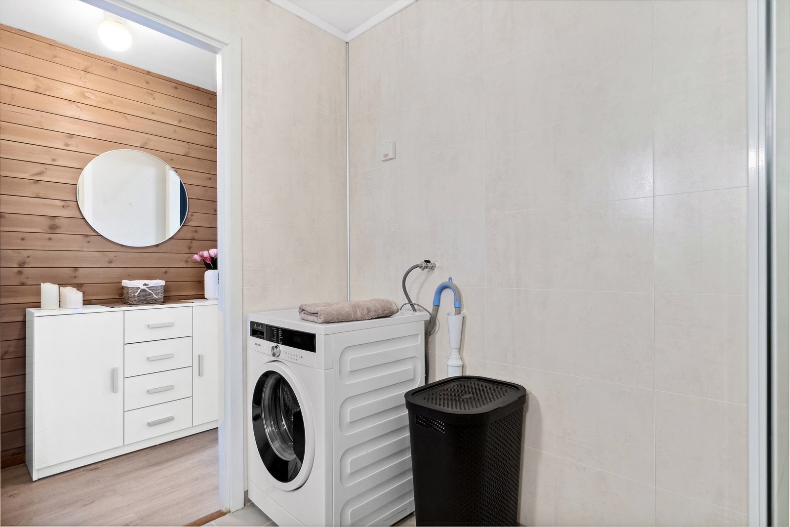 Det er opplegg til vaskemaskin på badet. Galleribilde