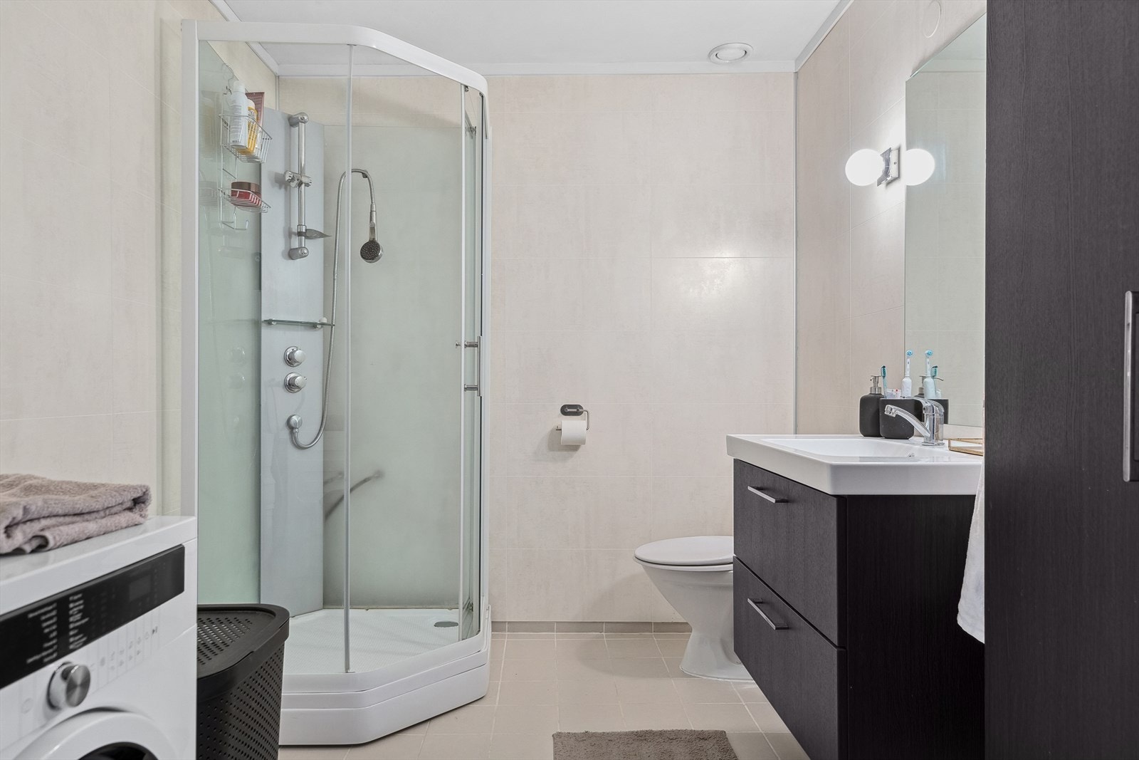 Badet er i følge selger fra 2013 og fremstår som moderne med varme i gulv og lyse farger. Galleribilde