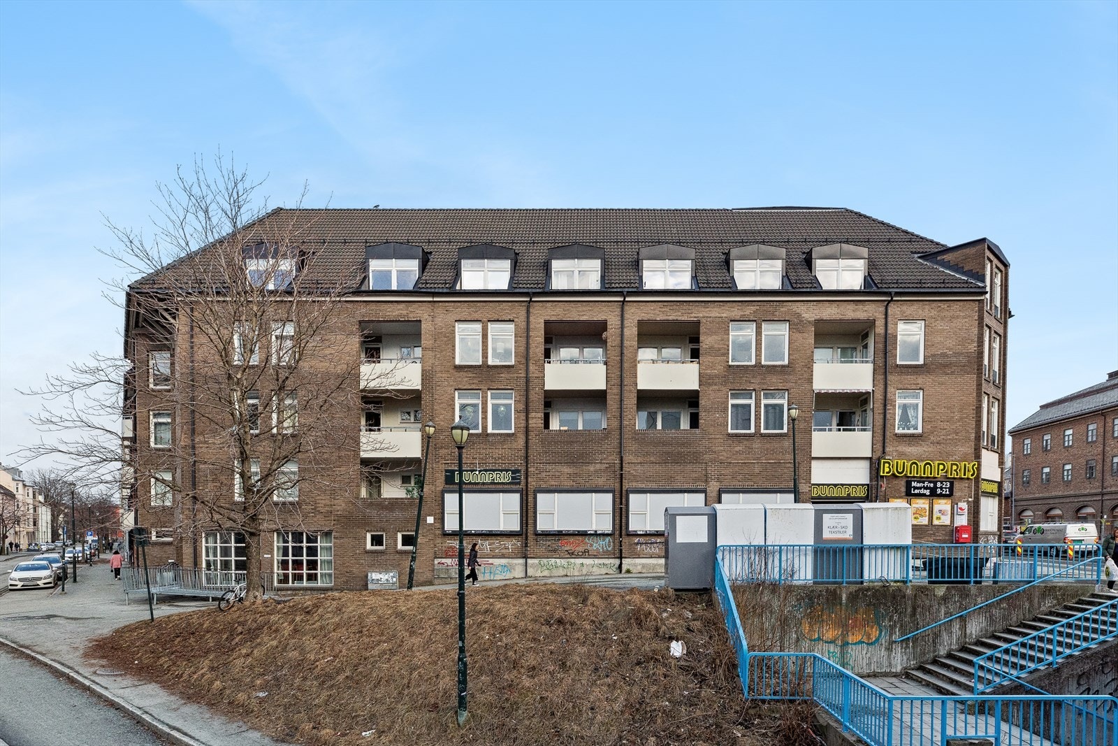 Herfra er det rusleavstand til Solsiden, BI og Midtbyen m.m. Hyppige bussavganger fra like ved. Galleribilde