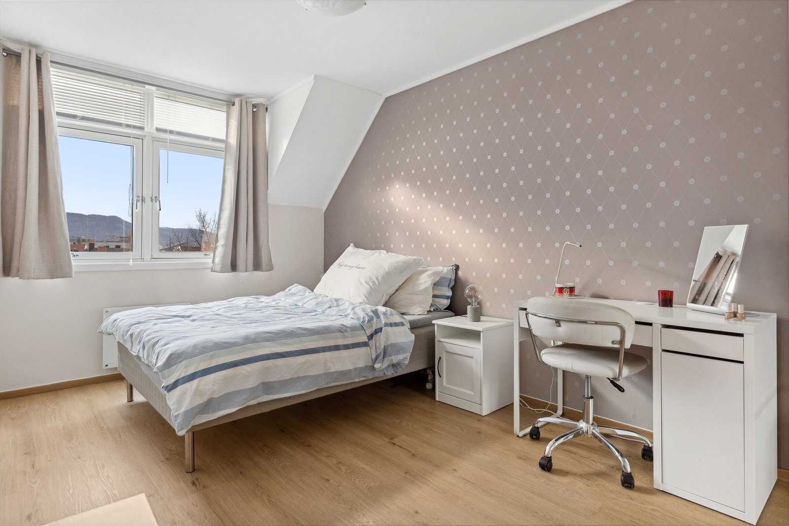 Soverommet er på 13,6 m² og har dermed god plass til ønsket soveromsinnredning. Galleribilde