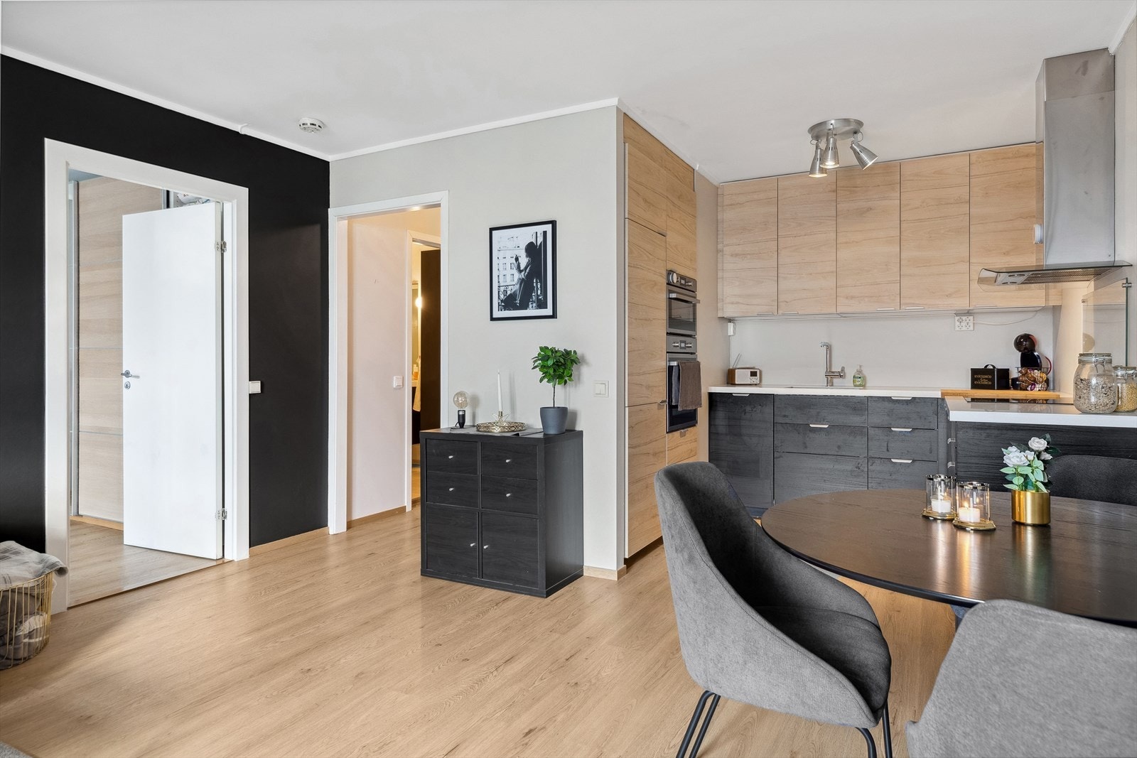 Generelt er overflatene malt i nyere tid og det er lagt en pen parkett. Galleribilde