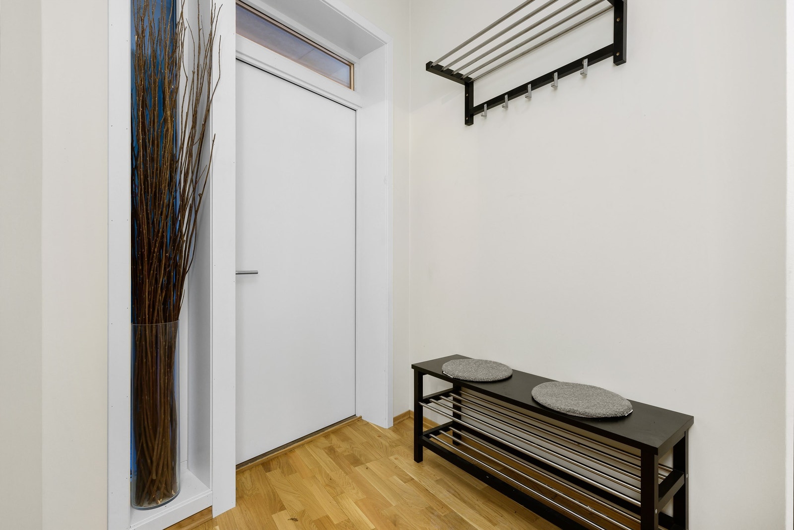 Hyggelig inngangsparti med plass til å henge fra seg sko og yttertøyet. Galleribilde