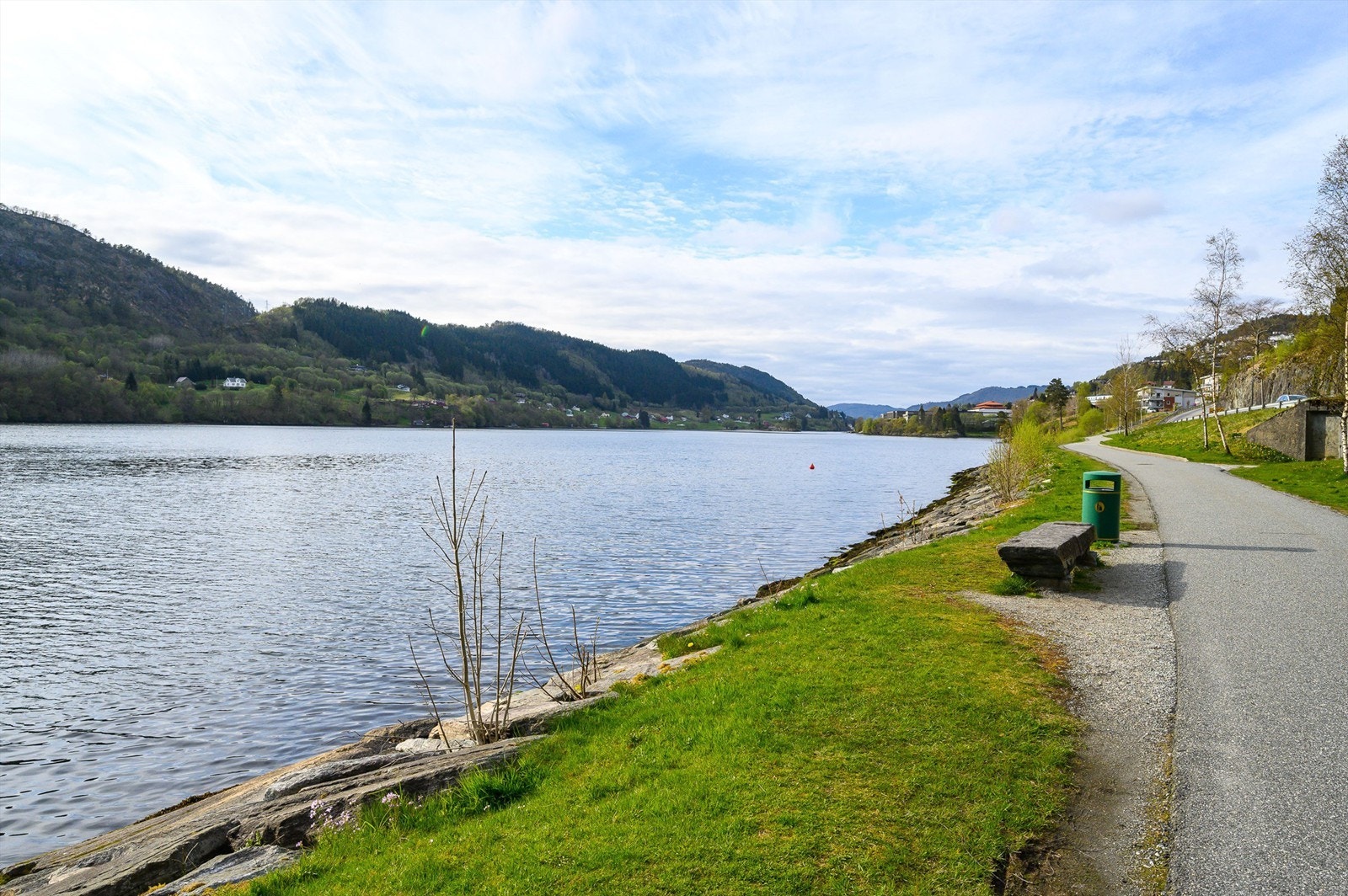 Nærområdet består av naturskjønne omgivelser. Fra leiligehten finnes flere gode turmuligheter for den turglade. Galleribilde