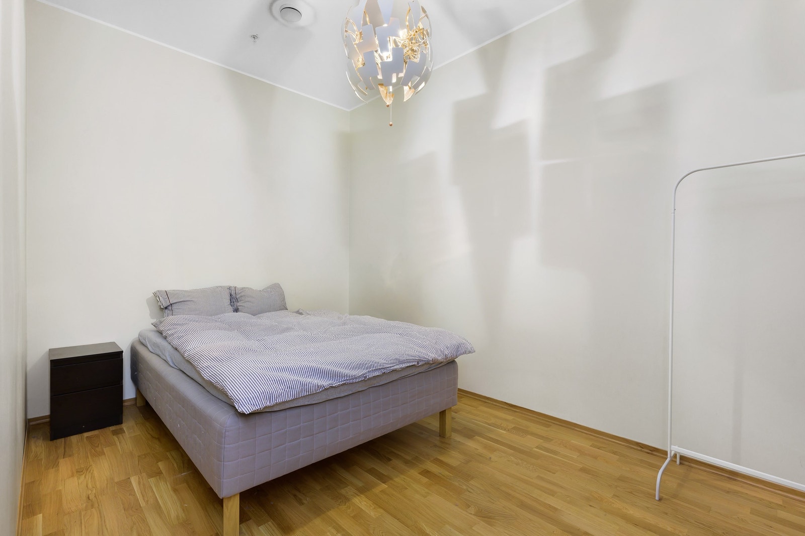 Leiligheten har et stort soverom med god plass til dobbelseng og garderobeskap. Galleribilde