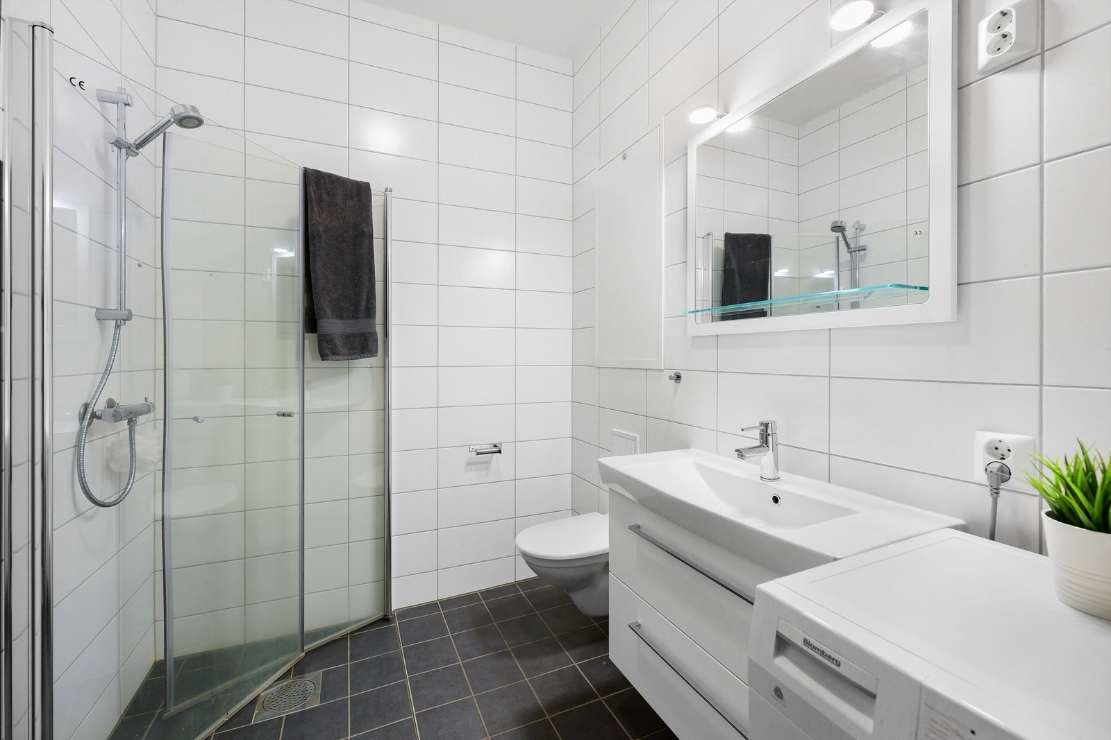 Badet har varmekabler på gulv, rør-i-rør system og opplegg for vaskemaskin og tørketrommel. Galleribilde