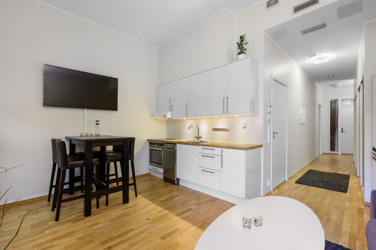 Leiligheten har gjennomgående god standard og svært god takhøyde. Bygget har balansert ventilasjonsannlegg med varmegjenvinning som gjør leiligheten energieffektiv. Galleribilde