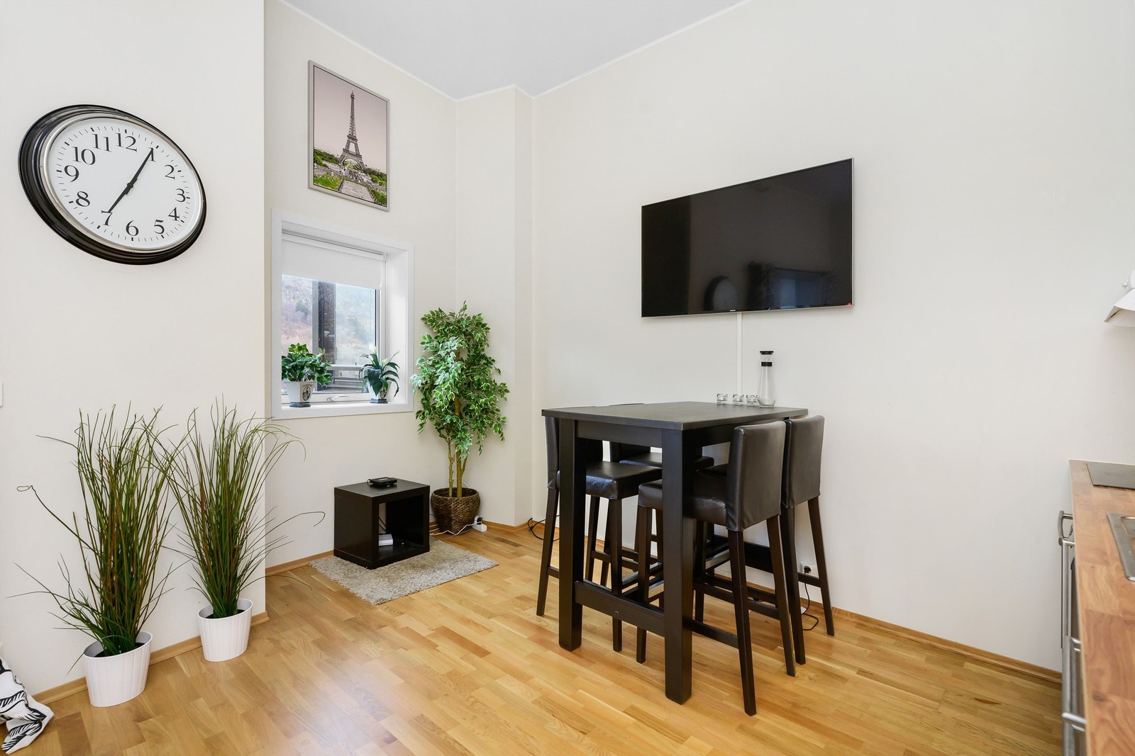 Plass til hyggelig spisebordsgruppe. Galleribilde