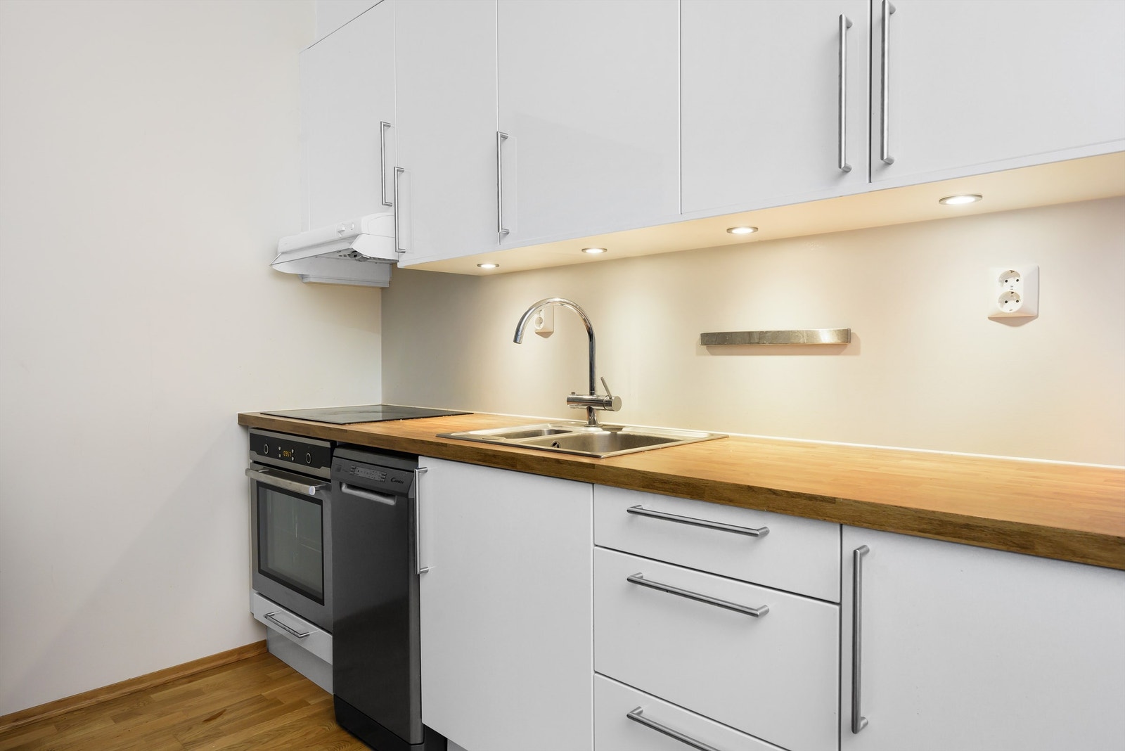 Kjøkkenet er godt utstyrt med skap- og benkeplass. Galleribilde