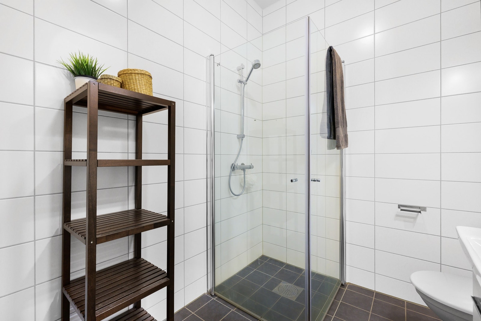 Lekkert helfliset bad av god størrelse og fine kvaliteter. Galleribilde