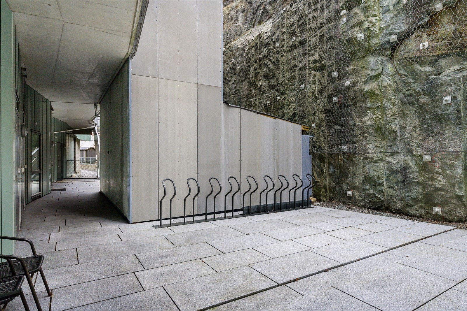 Rett utenfor døren er det sykkelparkering. Her er det også heistilkomst til innvendig bod i kjelleretasje. Galleribilde