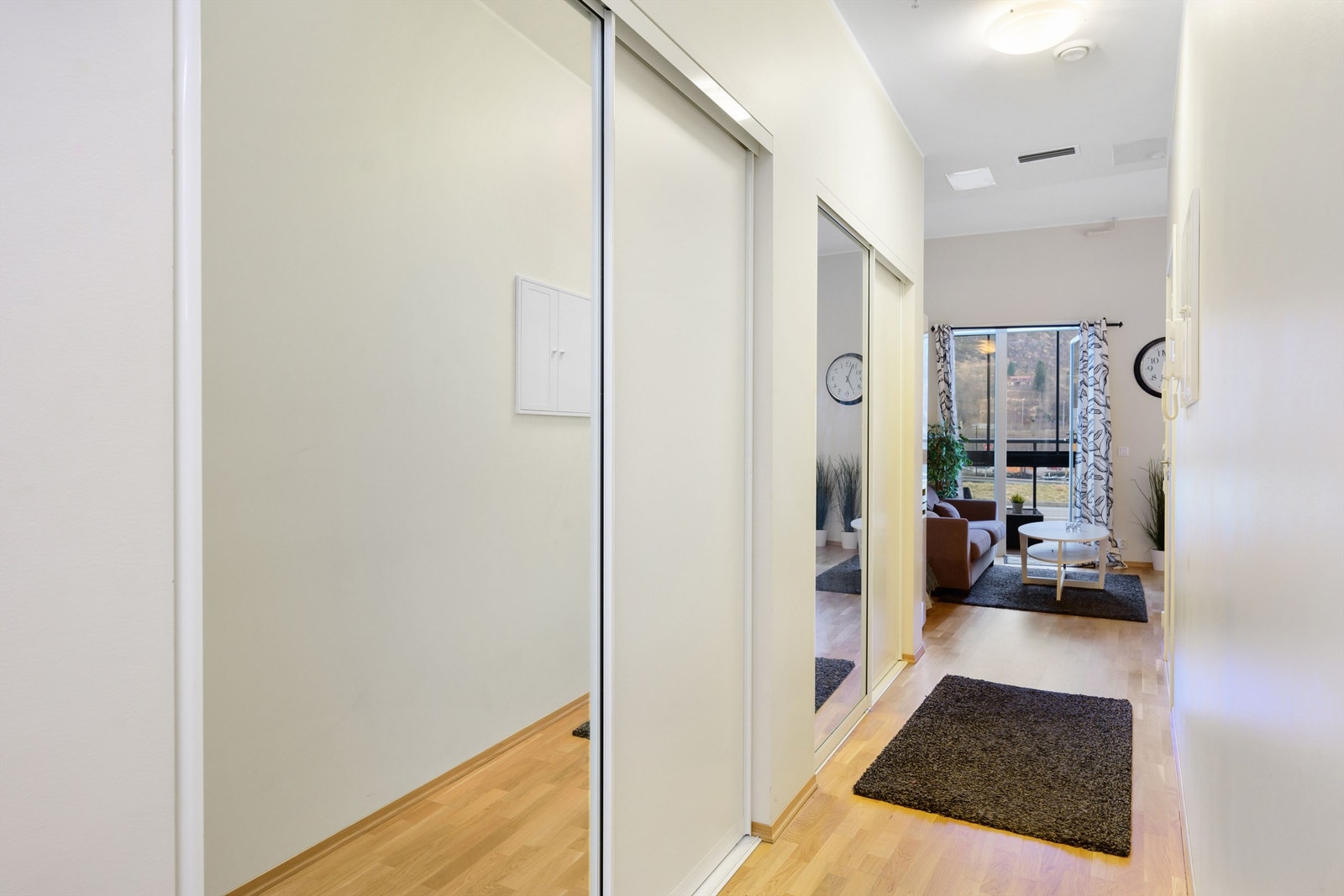 Leiligheten er utstyrt med svært god oppbevaringsplasss med store skyvedører og fungerer som innvendig bod og garderobe. Galleribilde