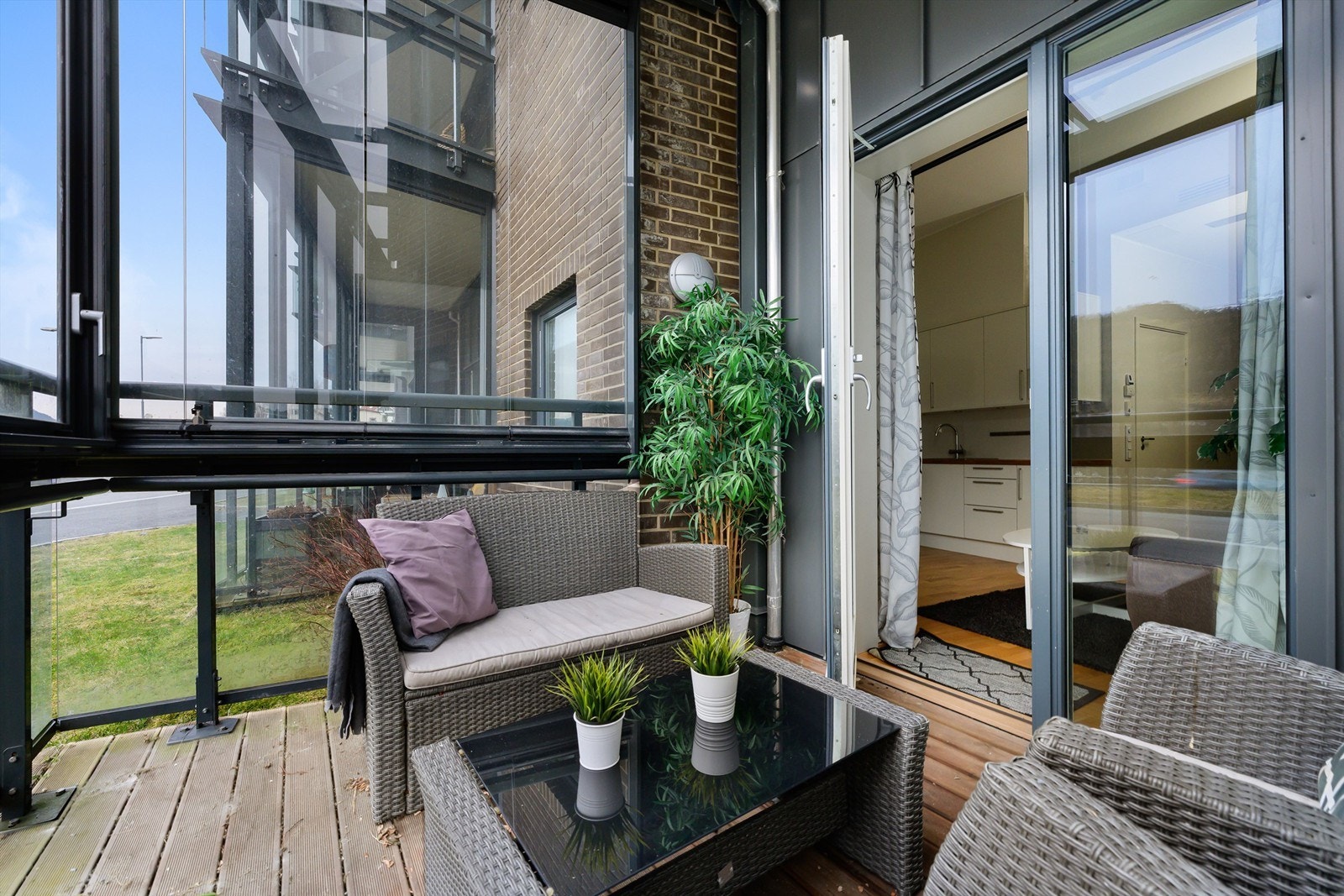 Leiligheten har en fantastisk innglasset terrasse som er praktisk for bruk selv når været ikke bare er sol. Galleribilde